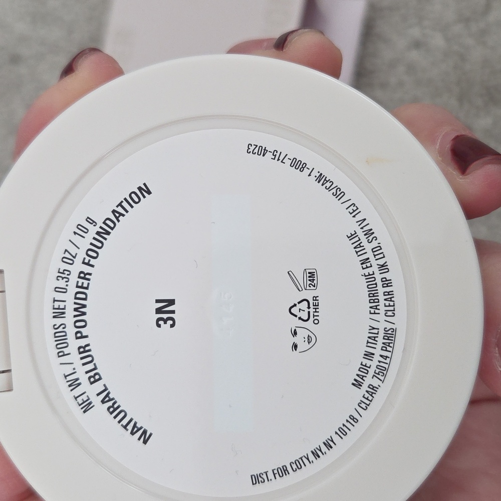 Kylie Cosmetics Natural Blur Powder Foundation - 3N - Picture 7 of 9